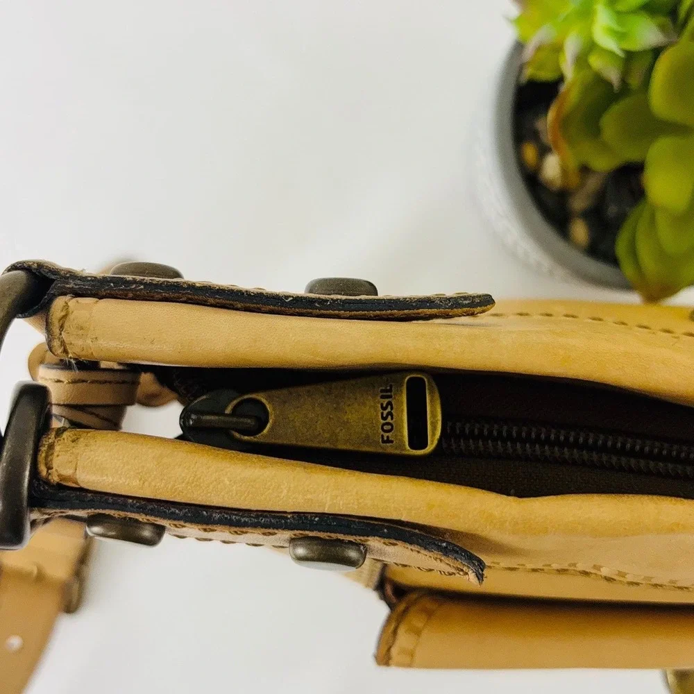 Fossil Tan Leather‎ Crossbody Bag Brass Hardware Turn Lock Key Charm Vtg. Style